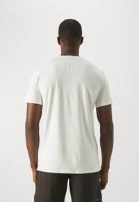 Puma RUN CLOUDSPUN TEE - Sportiniai marškinėliai trumpomis rankovėmis - puma white