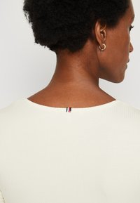 Tommy Hilfiger SLIM SCOOP - Pitkähihainen paita - calico