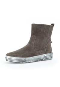 Grijze suede enkellaars met een ronde neus, elastische zijpanelen, textuur zilveren zool en een treklipje aan de achterkant voor eenvoudig aan- en uittrekken.