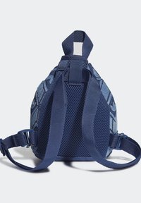 Marinblå ryggsäck med en texturerad design, featuring nätpaneler, justerbara remmar och ett handtag på toppen. Kompakt, rundad form, lämplig för vardagligt bruk.