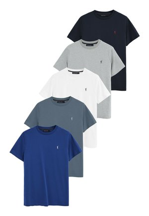 Cinco camisetas de manga corta con cuello redondo en colores negro, gris, blanco, gris oscuro y azul, cada una con un pequeño logo bordado en el pecho.