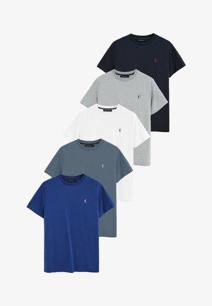 Cinque magliette a maniche corte girocollo semplici, nei colori nero, grigio, bianco, grigio scuro e blu, ciascuna con un piccolo logo ricamato sul petto.