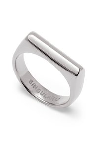 Rechteckiger silberner Metallring mit einer polierten Oberseite, glatten Kanten und einer Innengravur von "SINGULARU." Minimalistisches Design.