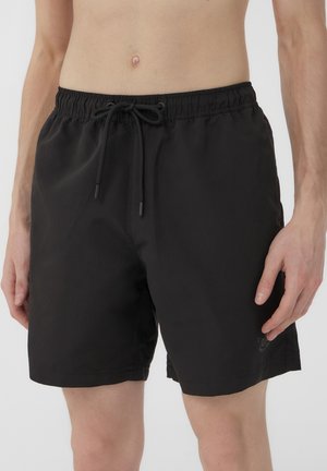 Pantaloni da bagno neri con vita elastica, cordino regolabile e tasche laterali; tessuto liscio e lunghezza fino a metà coscia.