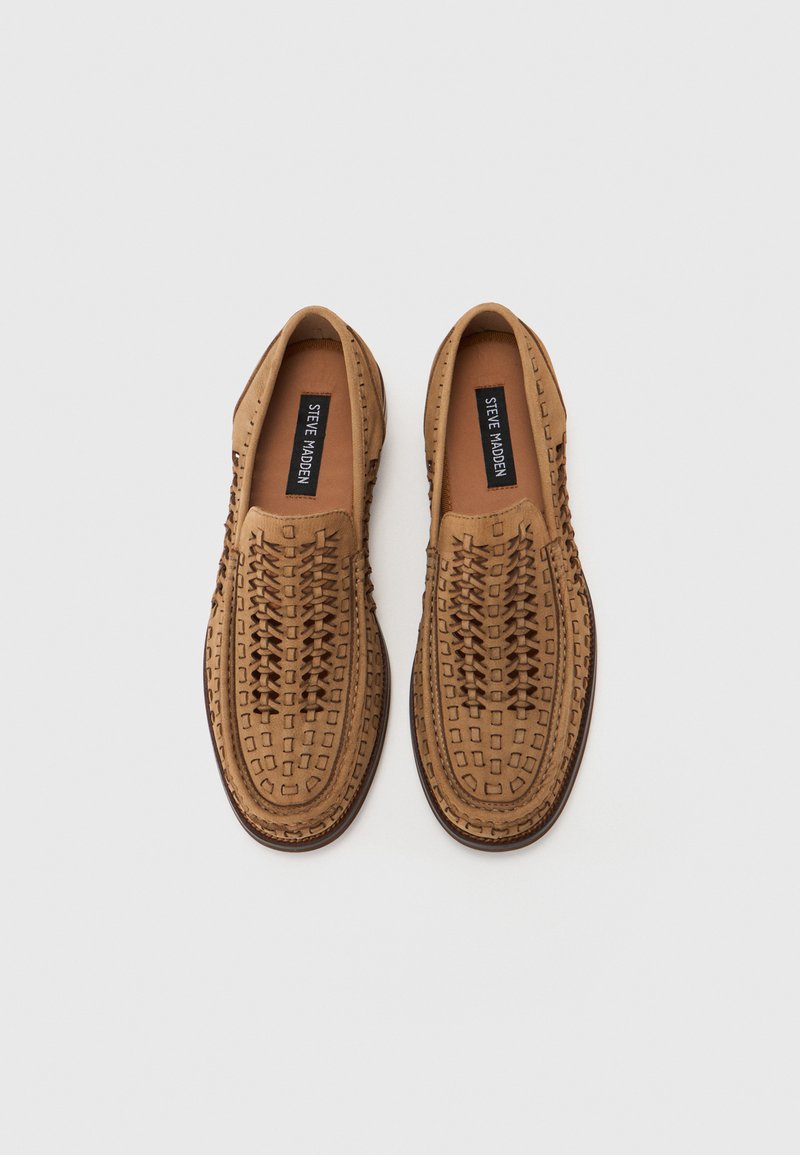 Chaussures slip-on en cuir tan avec des détails tissés et des découpes carrées sur le dessus, semelles plates et doublure intérieure lisse.