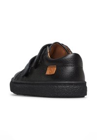 Sneaker in pelle nera con superiore testurizzato, suola in gomma e accento in pelle marrone. Presenta lacci neri e un design a profilo basso.