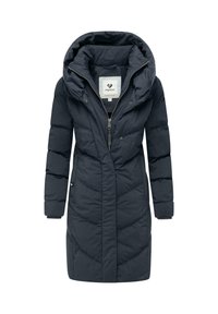 Tumši jūras zils izolēts mētelis ar augstu apkakli, ar rāvējslēdzēju un lielu kapuci. Iezīmēts ar izšūtām paneļiem un divām priekšējām kabatām.