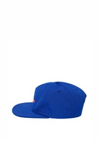 Gorra ajustada azul con visera plana, diseño estructurado y un pequeño parche de logo rojo en la parte frontal. Fabricada con un tejido duradero y detalles de costura.