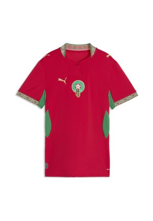 Maillot de football rouge à manches courtes avec des panneaux latéraux verts, un col et des poignets à motifs, des logos Puma dorés et l'emblème de l'équipe nationale du Maroc sur la poitrine.