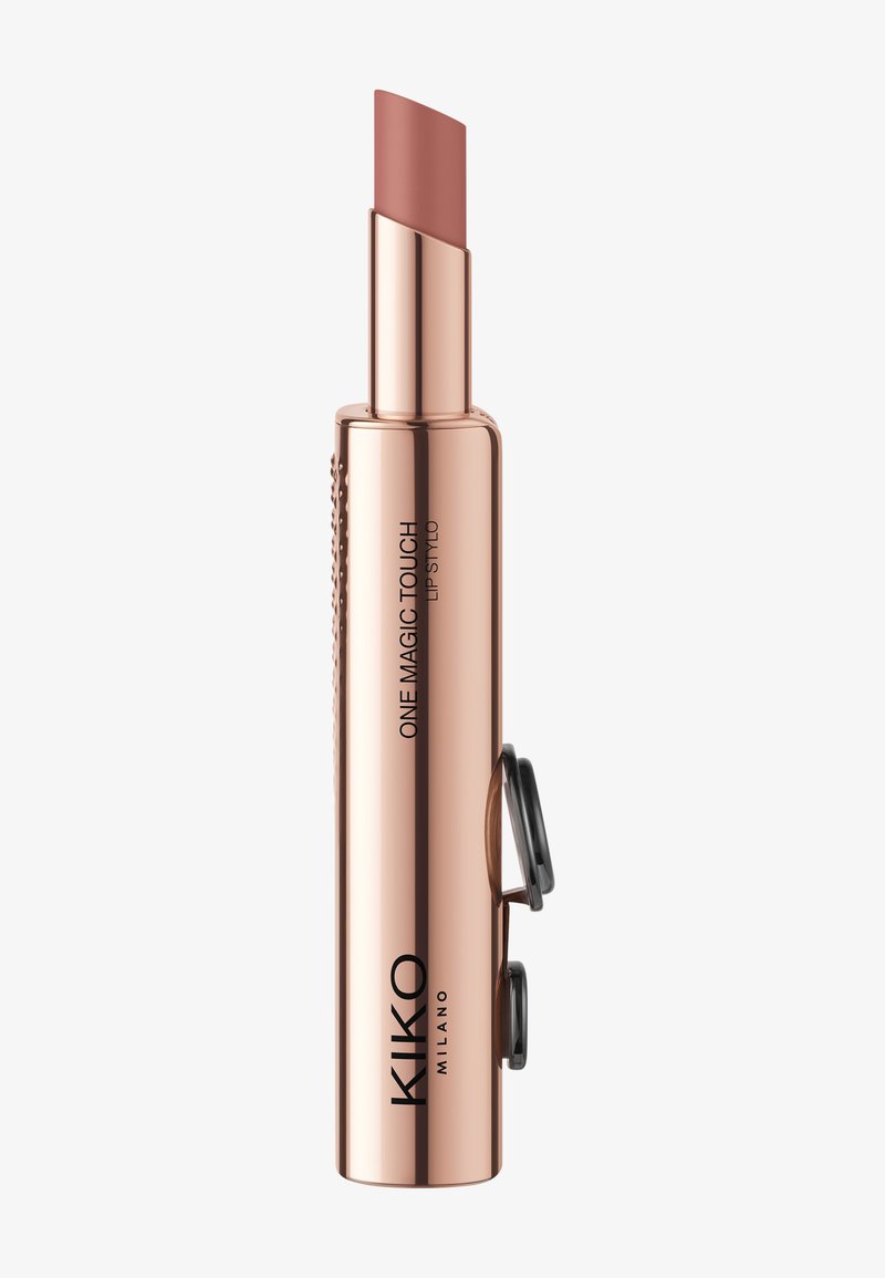 Estuche de lápiz labial de color oro rosa con una superficie texturizada y una punta rectangular. La etiqueta dice "UN TOQUE MÁGICO" y "KIKO MILANO."