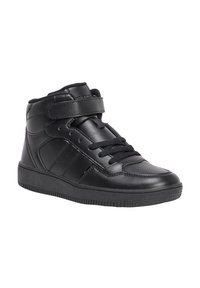 Zapatillas altas negras de cuero suave, con cierres de cordones y correa de Velcro, una suela de goma texturizada y un diseño curvado.