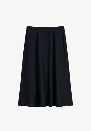 Zwarte A-lijn midi-rok met subtiele plooien, tailleband en zijzakken, weergegeven op een witte achtergrond.