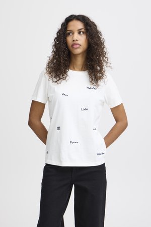 T-shirt en coton blanc avec col rond, manches courtes et phrases en texte noir. Présente une coupe décontractée et une légère texture.