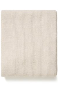 Složená krémová deka s ribbed texturou, vyrobená z měkkého materiálu. Okraje jsou čistě zakončené bez viditelných akcentů či vzorů.