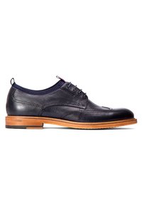 Zwarte leren dress shoe met een ronde neus, decoratieve stiksels en vijf oogjes. Heeft een bruine houten zool en een marineblauw accent bij de kraag.