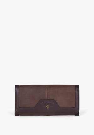 Brązowy skórzany portfel o fakturowanym wykończeniu, z metalicznym logo i detalami przeszyć. Kompaktowy, prostokątny kształt z klapką na zatrzask.