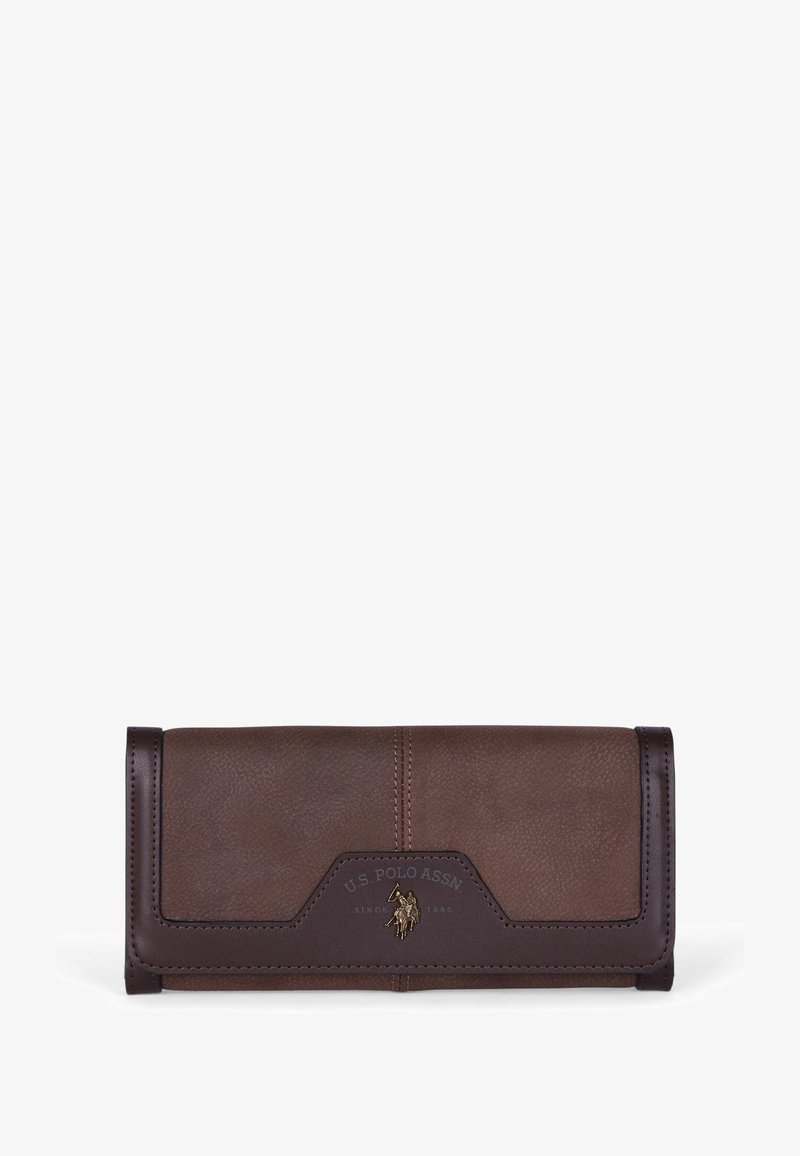 Portafoglio in pelle marrone con finitura testurizzata, caratterizzato da un logo metallico e dettagli di cucitura. Design rettangolare compatto con chiusura a patta.