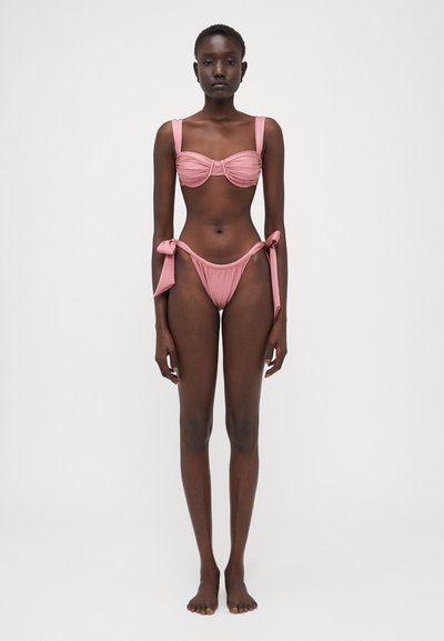 Rosa, todelt bikini med en rynket bandeau-top med brede stropper og en knytbar underdel. Glatt stoff med en myk tekstur.