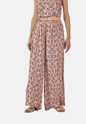 Pantalones con patrón floral en rosa claro con acentos en púrpura y dorado, con un corte relajado, piernas anchas y cinturilla fruncida.