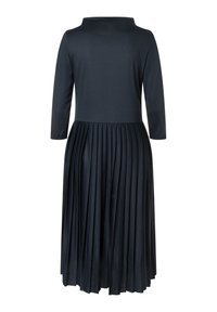 Faltenkleid in Schwarz mit taillierter Bluse und dreiviertellangen Ärmeln. Hergestellt aus einem glatten Material, mit einem hohen Hals und fließender Silhouette.
