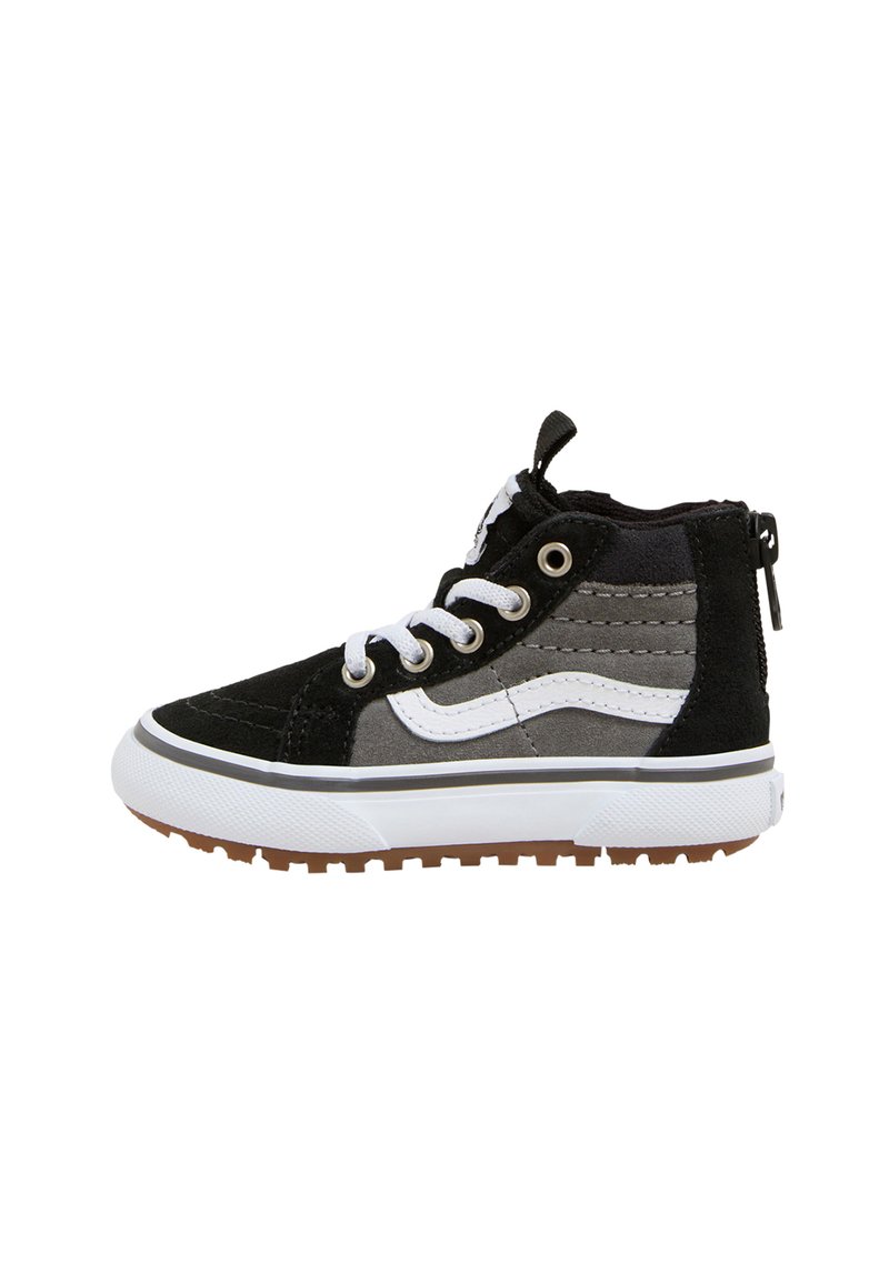 Zapatilla alta bicolor en negro y gris con detalles en blanco, diseño con cordones y materiales de ante texturizado y lona. Suela de goma con un patrón de agarre.