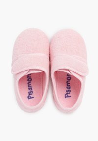 Zapatillas de textil rosas con cierre de velcro, punta redonda y suave textura de rizo. Incluyen la marca "Pisamonas" en púrpura en la plantilla.