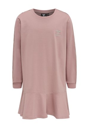 Jasnoróżowa, dziecięca sukienka z długim rękawem, okrągłym dekoltem, falbanianym dołem, haftem z logo na piersi oraz wzorzystymi paskami na rękawach.