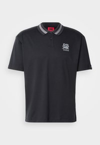 Zwarte polo shirt met een twee-knopen sluiting, grijs gestreepte kraag en "Hugo" logo op de borst. Korte mouwen en een gladde stoftextuur.