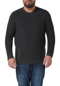 Ciemnoszary sweter z teksturowanym wzorem dzianiny, okrągłym dekoltem oraz ściągaczami na rękawach i dole; w zestawieniu z niebieskimi dżinsami.