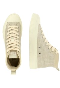 Beige High-Top-Canvas-Sneaker mit cremefarbenen Gummisohlen und Schnürsenkeln, metallischen Ösen und einem markierten Zieh-Ding an der Ferse.