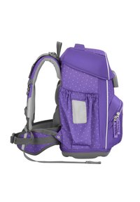 Lila Rucksack mit strukturiertem Muster, grauen Akzenten, mehreren Fächern, verstellbaren Trägern und einer seitlichen Tasche mit Reißverschluss.