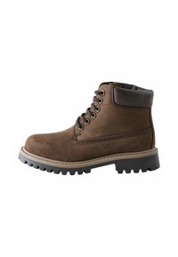 Botas de ante marrón hasta el tobillo con punta redondeada, seis ojetes, un collar acolchado y una suela de goma negra resistente con un dibujo texturizado.