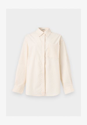 Krémská košile s dlouhým rukávem s tenkými vertikálními béžovými pruhy, špičatým límečkem, předním kapsou na hrudi a skrytou knoflíkovou légou.