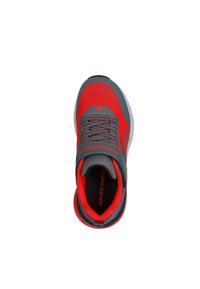 Zapatilla deportiva roja y gris con parte superior de malla, suela flexible y logotipo prominente; presenta cordones elásticos y collar acolchado.
