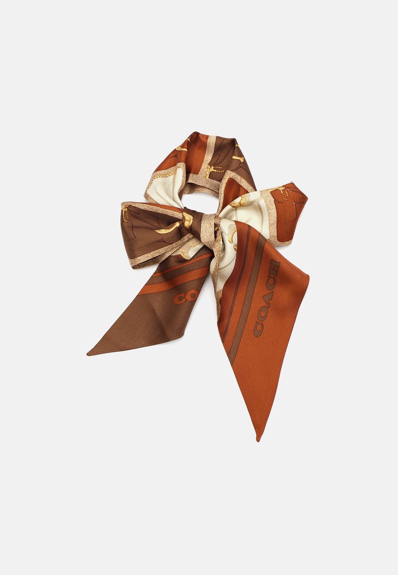 Zijden sjaal met bruine en oranje tinten, complexe patronen en het logo "COACH", geknoopt in een strik met spitse uiteinden.