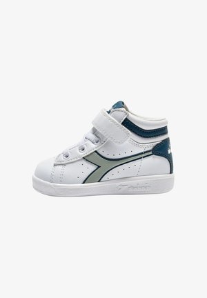 Sneaker alta bianca con accenti blu e verde, caratterizzata da una textura in rete, dettagli perforati e una fascia in Velcro per una calzata sicura.