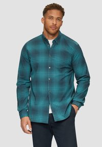 Button-down shirt in teal met een ruitpatroon. Kenmerkt zich door lange mouwen, een kraag en een gladde textuur. Gepaard met donkere broeken.
