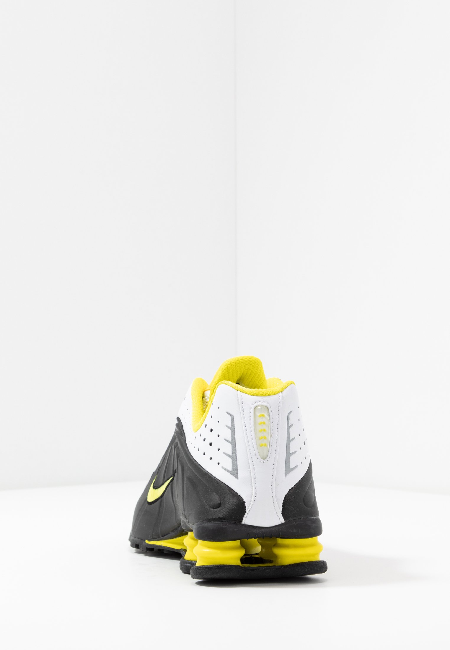 nike sportswear shox r4