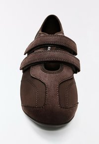 Chaussure marron foncé avec deux larges bandes velcro et détails cousus sur la partie supérieure avant, photographiée sur fond blanc uni.