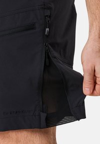 Schwarze Sportshorts mit seitlichen Reißverschlüssen und Netzfutter. Der Markenname "SWEDEMOUNT" ist am unteren Saum eingraviert.