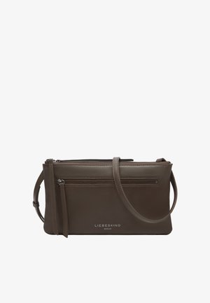 Sac bandoulière en cuir marron avec poche zippée à l'avant, tirette de fermeture éclair argentée, et logo "Liebeskind Berlin" centré sur une surface lisse.