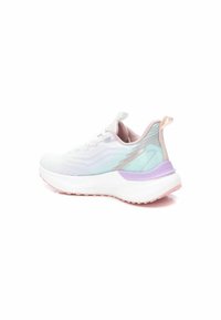 Zapatilla deportiva blanca con un diseño degradado en azul claro y rosa, que presenta una parte superior de punto texturizado y una suela blanca gruesa con acentos en lavanda.