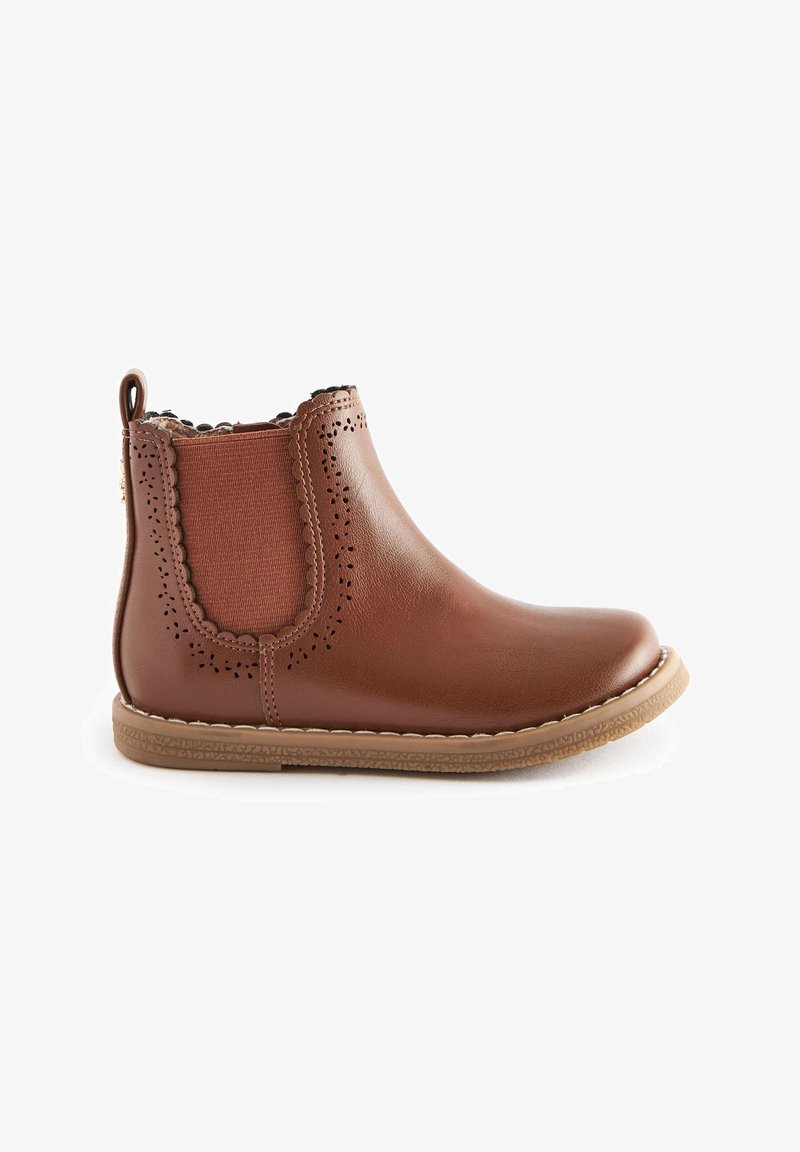 Stivaletto in pelle marrone con pannelli laterali elastici, bordi scallopati e dettagli perforati, dotato di una suola in gomma testurizzata.