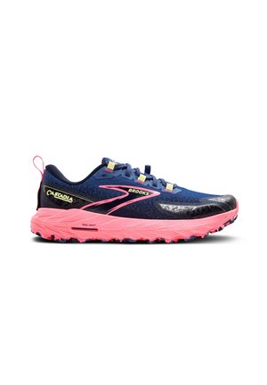 Marineblauwe en roze trailrunning-schoen met een gestructureerde zool, veters aan de voorkant en een opvallend zijlogo op een witte achtergrond.