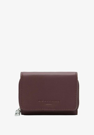 Bordeauxrotes Lederportemonnaie mit strukturierter Oberfläche, ausgestattet mit einem Reißverschlussfach und einem geprägten Markenlogo auf der Vorderseite. Kompaktes, rechteckiges Design.