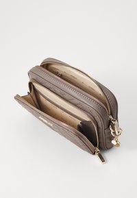 Portafoglio grigio trapuntato con dettagli in oro, dotato di molteplici compartimenti e superficie liscia. Tasca esterna con zip per ulteriore spazio di archiviazione.