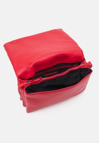 Rote Lederhandtasche mit einer strukturierten Oberfläche, Reißverschlussfächern und einem weichen Innenfutter. Verfügt über einen Umklappdeckel für einfachen Zugriff.