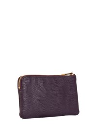 Portafoglio in pelle di un viola scuro con superficie texture. Presenta una cerniera dorata e una forma rettangolare compatta. Design semplice e funzionale.