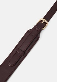 Bordeaux lærrem med gullfarget spenne, med sømmer på kantene og flere hull for justering. Slett tekstur, flat design.