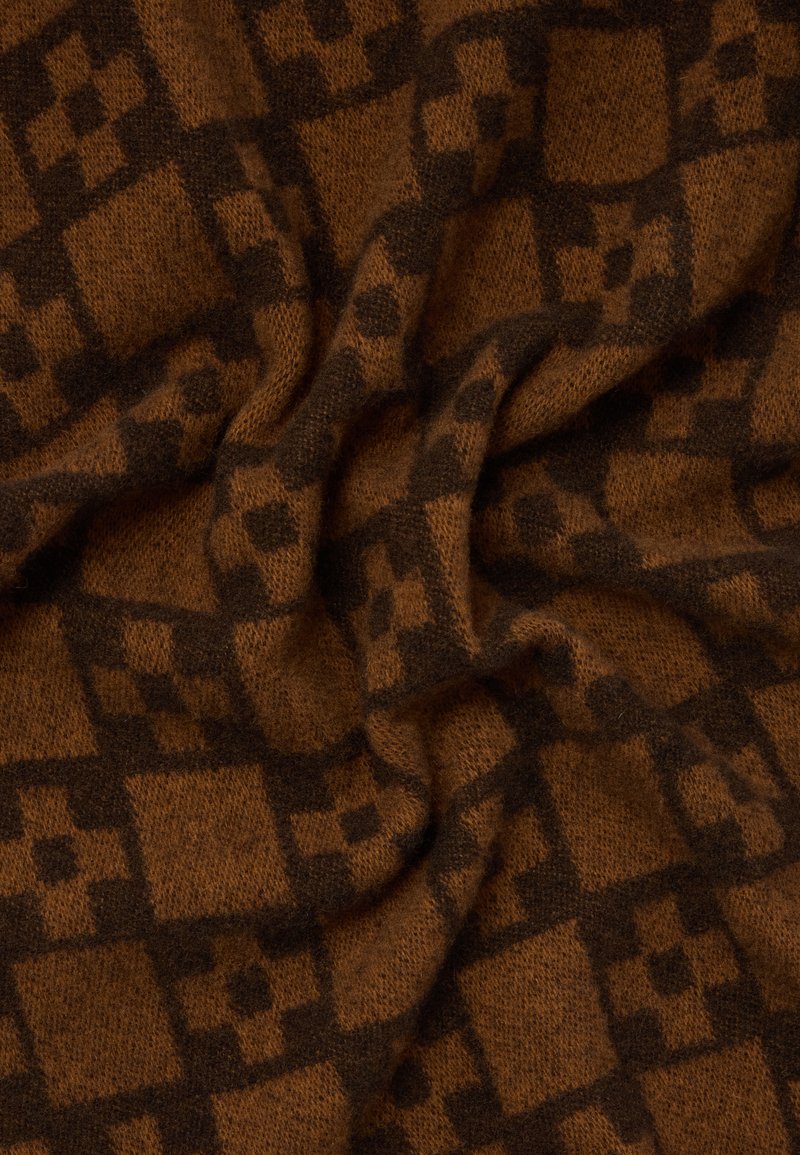 Braun gemusteter Stoff mit einer weichen Textur, der ein sich wiederholendes kariertes Design in dunkleren Farbt�önen aufweist und ein warmes, gemütliches Erscheinungsbild erzeugt.